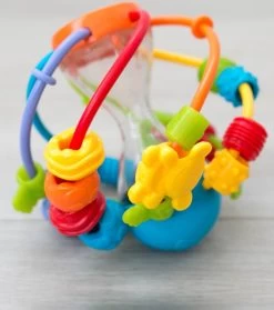 Playgro Speel En Leerbal - Grijp- En Bijtspeelgoed - Klikklak Geluiden - Spiegeltje - Kralen - Cilinder Met Rattelende Ballen -Babyartikelen Winkel 1061x1200
