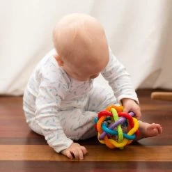 Playgro Buigbare Bendy Ball - Grijp- En Bijtspeelgoed - Incl Rammelaar - Activiteitenbal -Babyartikelen Winkel 1200x1200 142