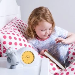 Zazu Sam Slaaptrainer - Met Nachtlamp Functie En Slaaptimers - Grijs / Wit -Babyartikelen Winkel 1200x1200 930