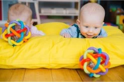 Playgro Buigbare Bendy Ball - Grijp- En Bijtspeelgoed - Incl Rammelaar - Activiteitenbal -Babyartikelen Winkel 1200x803