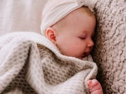 Wiegdeken Wol - Pure Baby Love - Bee - Taupe -Babyartikelen Winkel 1200x900 79