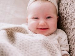 Wiegdeken Wol - Pure Baby Love - Bee - Taupe -Babyartikelen Winkel 1200x900 80