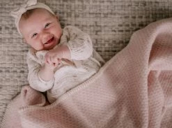 Wiegdeken Wol - Pure Baby Love - Bee - Zacht Roze -Babyartikelen Winkel 1200x900 87