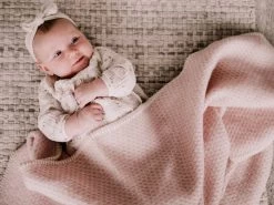 Wiegdeken Wol - Pure Baby Love - Bee - Zacht Roze -Babyartikelen Winkel 1200x900 88