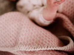 Wiegdeken Wol - Pure Baby Love - Bee - Zacht Roze -Babyartikelen Winkel 1200x900 89