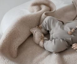 WOLLIES Amsterdam Ledikant Deken - Amandel - Merino Wol - 95 X 135 Cm -Babyartikelen Winkel 1200x992 1