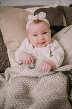 Wiegdeken Wol - Pure Baby Love - Bee - Taupe -Babyartikelen Winkel 797x1200 4