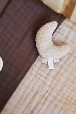 Jollein Rammelaar Moon - Nougat -Babyartikelen Winkel 799x1200 2