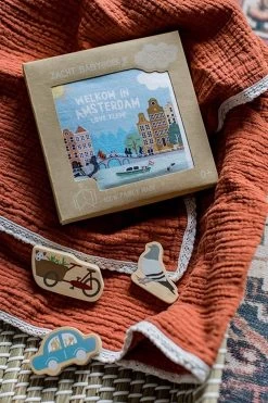 Zacht Babyboekje Amsterdam - 100% Katoen - Fairly Made - In Mooie Geschenkverpakking - Duurzaam En Origineel Kraamcadeau -Babyartikelen Winkel 800x1200 14