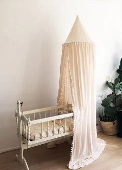 By Baboo Klamboe Baby 245cm - Crème - Katoen - Pompons -Babyartikelen Winkel 864x1200 1